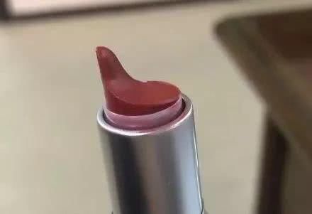 ehs|“女生的嘴长啥样?看看包里的口红被涂成什么奇形怪状了!”哈哈哈