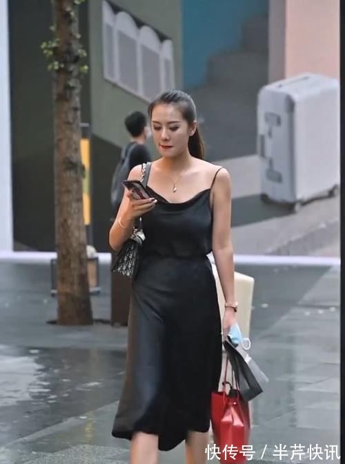 穿搭 别致的真丝短裙,小吊带看起来,就像是挂上去的!!