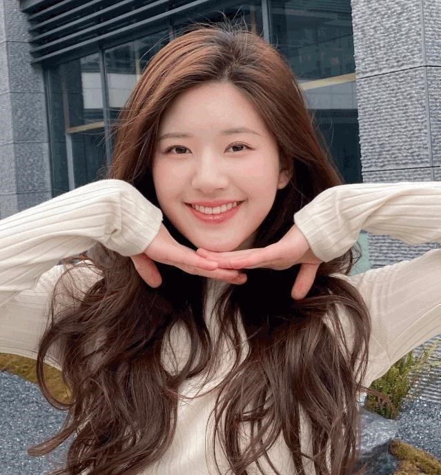 赵露思 别再留显脸大的发型了!这2款,照着剪美炸了丨粉丝发型改造