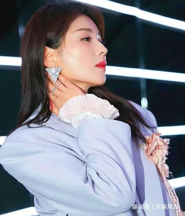 刘涛调侃可以把自己p掉,因点评犀利登上热搜,宛如章子怡附体