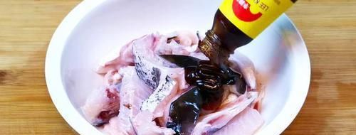  鱼头怎么做吃好吃？饭店大厨教你一个新吃法，越嚼越香，超美味