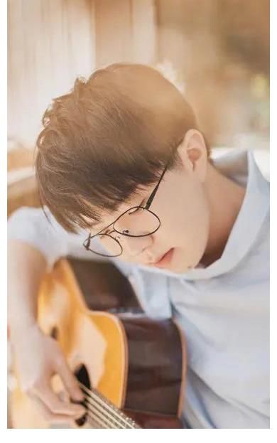 毛不易：被華晨宇嘲諷，憑實(shí)力讓資本低頭，揚(yáng)眉吐氣