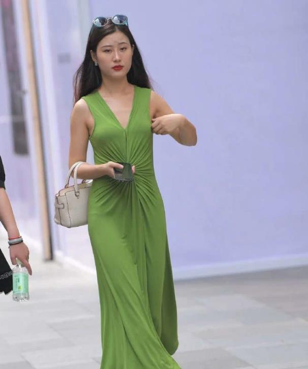 街拍：雪肤花貌的小姐姐，一条浅蓝色的连衣裙，笑容甜美