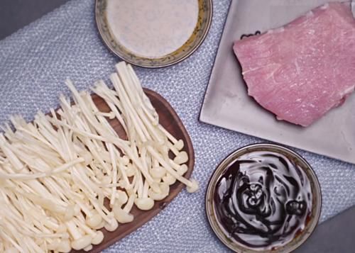 金针菇这样做太美味,搭配里脊肉煎着吃,焦香四溢又营养,真解馋