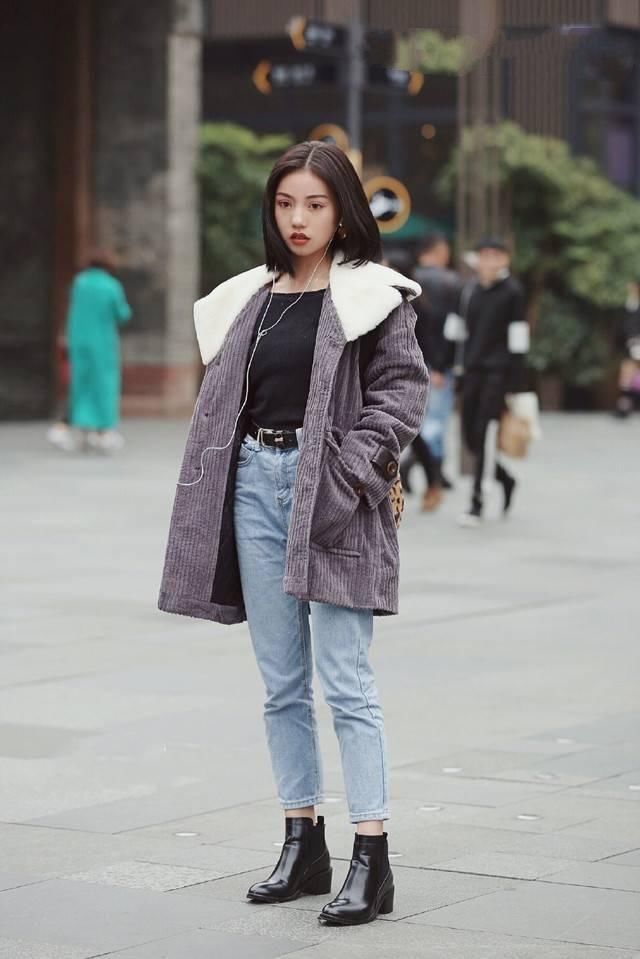 牛仔裤穿搭不落俗套，整体十分干净利落，看起来更加精致有型