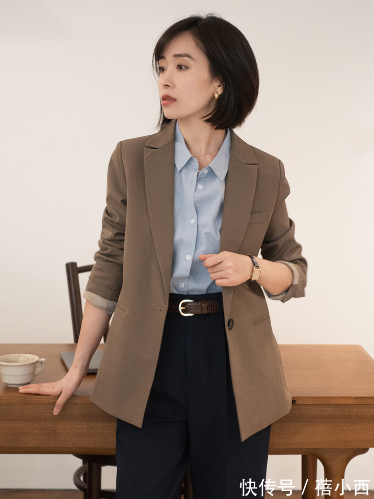 身材线条|美女的气质之道,精致的穿搭不用繁琐,一件“衬衫”穿出花样造型