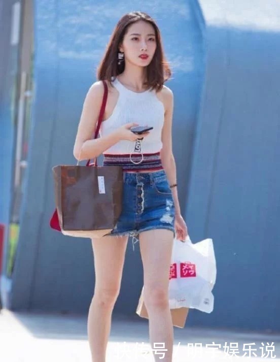 美女|街拍美女高颜值的时尚搭配,精致的妆容,更加让人难忘