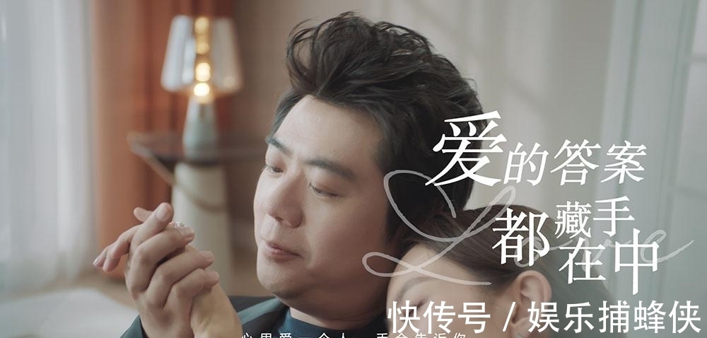 穿搭|吉娜纯素颜弹钢琴,穿灰色T恤侧颜太美,难怪郎朗舍得送DR钻戒