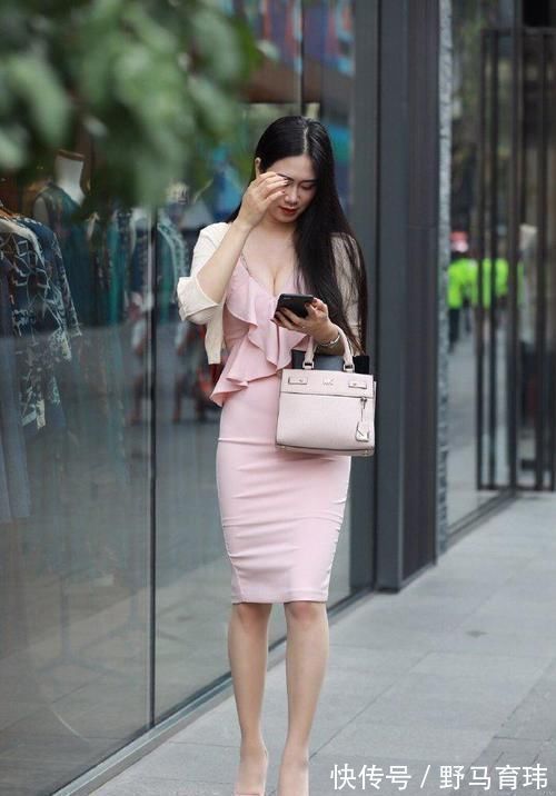 小姐姐 美女趁年轻穿裙子,粉色系列让成熟更有味