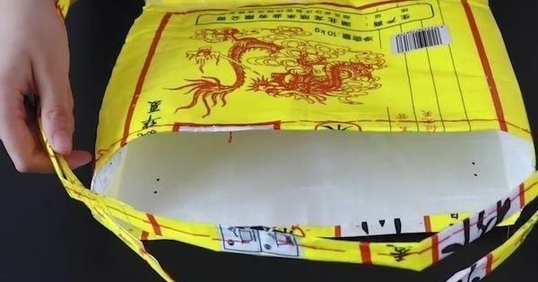 大米袋我从来不扔,这样简单改造一下,出门全家人都抢着用!