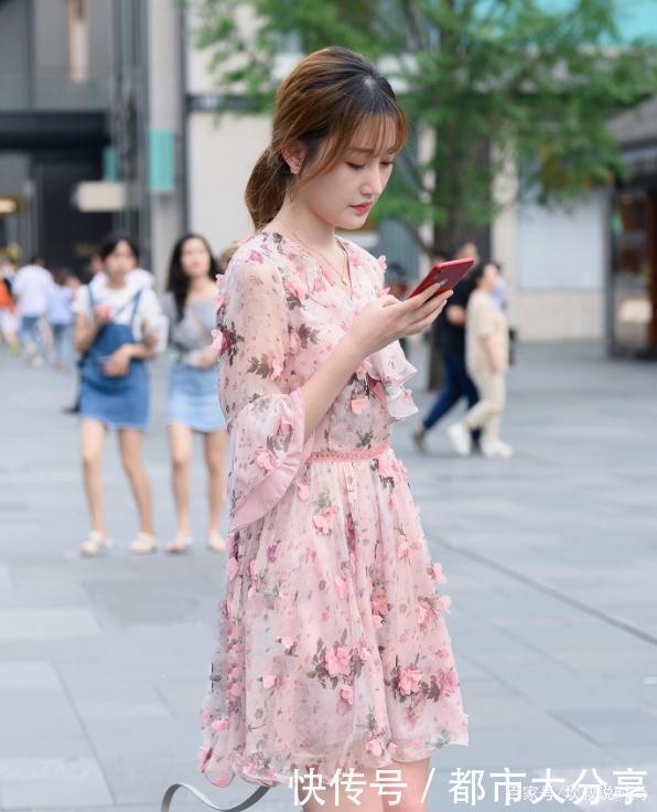 时尚|时尚粉色碎花裙,简单又清新,穿出了“仙女”的感觉