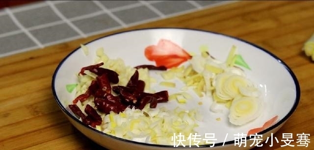 特色|豆腐皮别炒着吃了，教你一个特色做法，香辣美味，比吃肉还过瘾