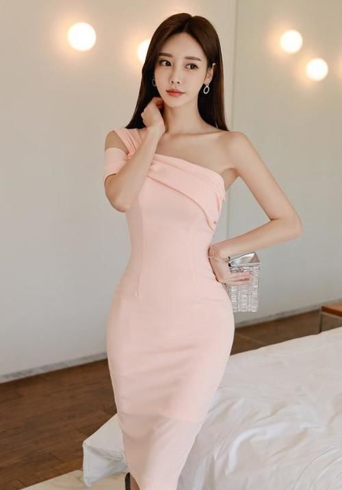 超可爱的粉色连衣裙小姐姐，配上一双粉色高跟鞋更是性感迷人