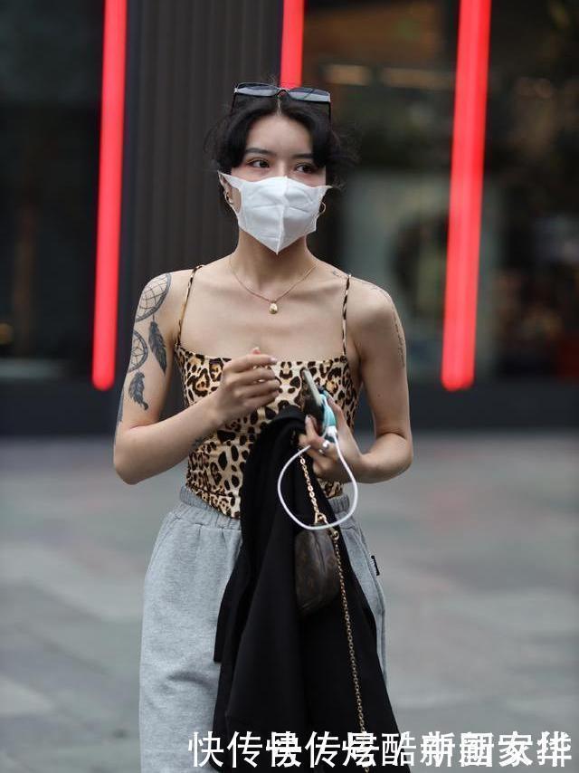吊带|小姐姐豹纹吊带搭配灰色运动裤，展现独特野性美