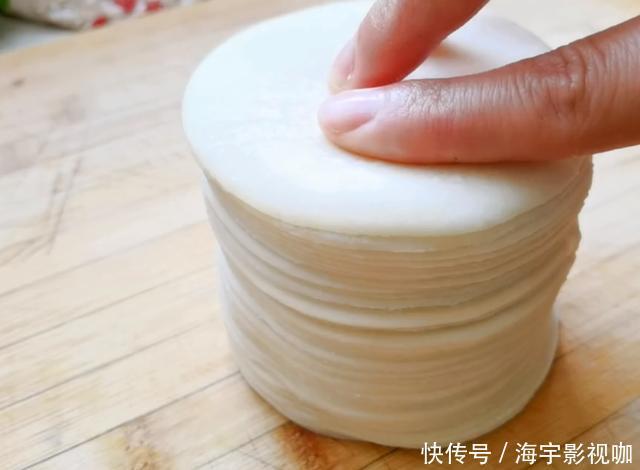 全家人|早餐别再吃油条了,1块钱饺子皮,一擀一卷,5分钟解决全家人早餐
