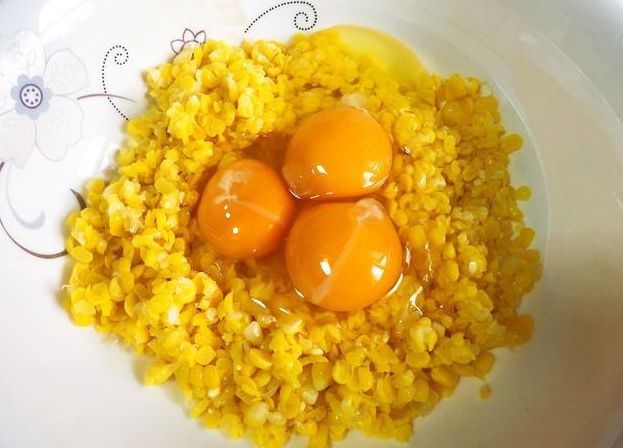 玉米别再煮着吃了,搭配鸡蛋这样做,快手又鲜香,孩子更喜欢