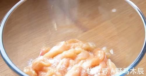 糖醋料汁|鸡胸肉别炒着吃,试试这个做法,外酥里软,酸甜可口,全家都爱吃