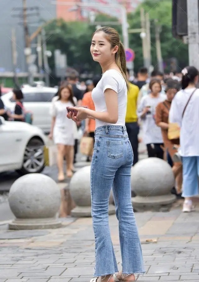 牛仔裤 姐姐的整体造型,表现出一种靓丽个性,又不失自信的感觉