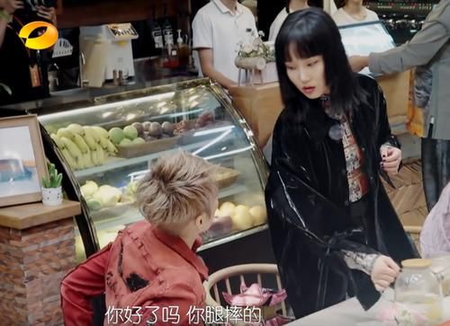  周震南|郁可唯做开心动作，从周震南的表情里，我看到了浪姐和女团的差别