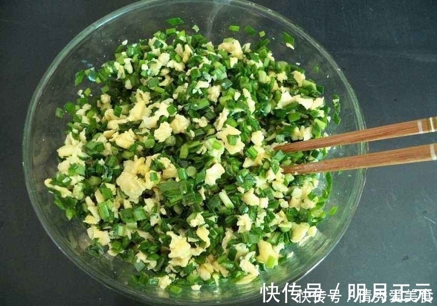 韭菜鸡蛋饺子拌馅时多加1种调料，韭菜不出水，饺子更美味