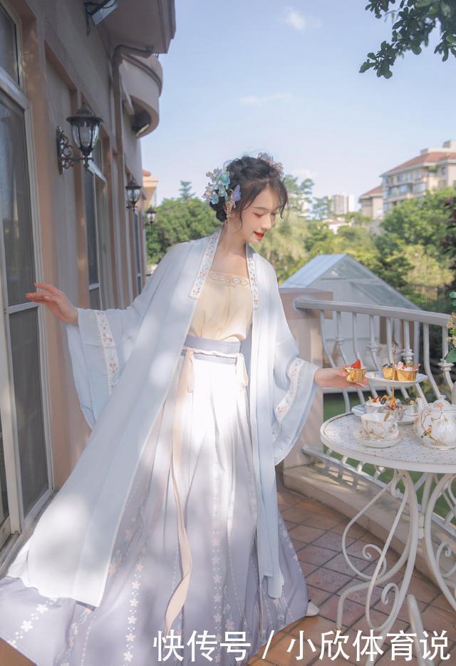 汉服不只有绣花装饰,印花汉服同样精致,风格清新又飘逸