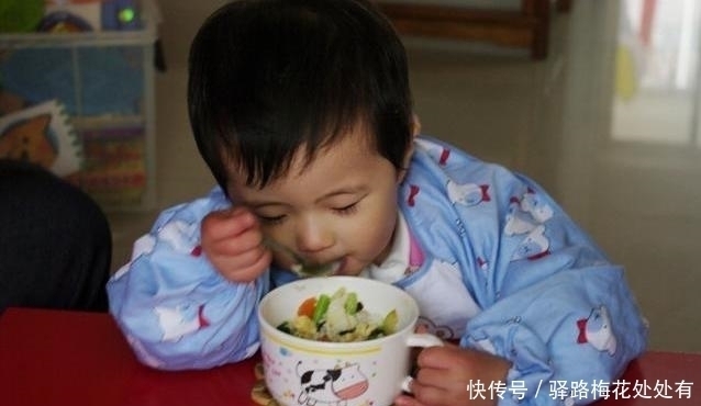 矮个|吃一餐等同于10瓶罐头的“毒晚餐”,若娃经常吃,易积食变矮个
