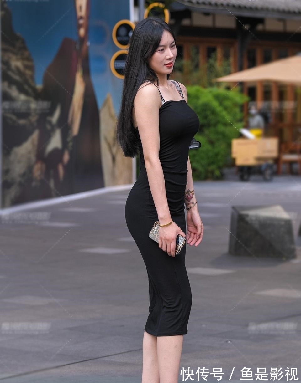 优雅 黑色吊带裙,过膝的款式穿出显瘦的美,优雅美丽又大方