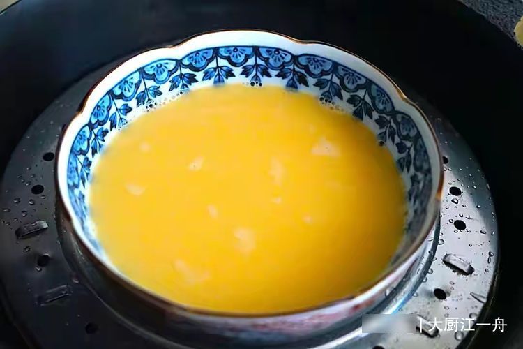 蒸鸡蛋羹,别在鸡蛋里直接加水,多做这3步,爽滑嫩口不起蜂窝