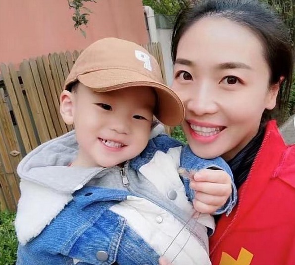 中國女排|女排奧運冠軍曬近照！魏秋月抱兒子笑開花，老公卻因操勞早生白發(fā)