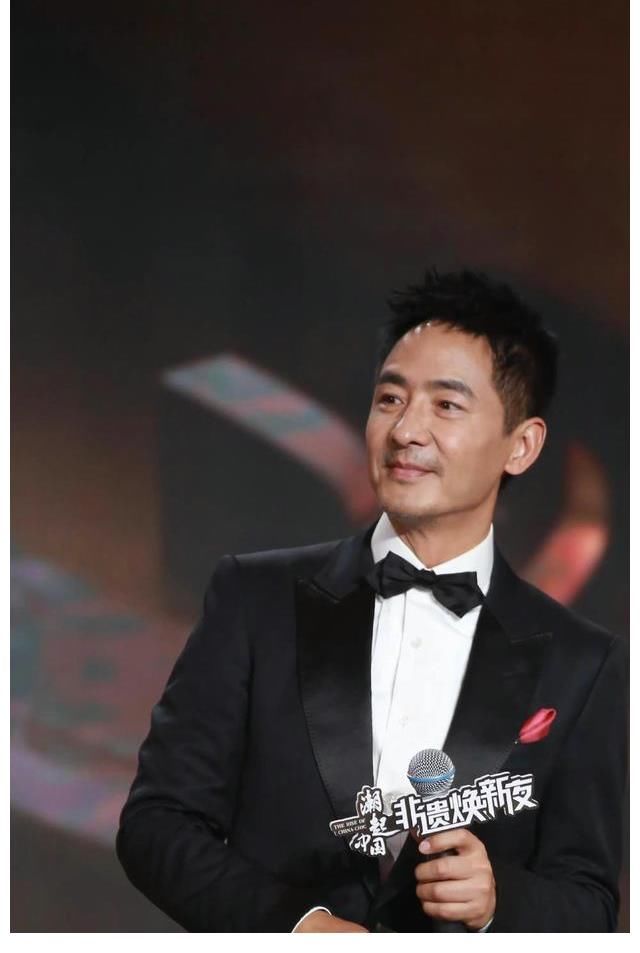 郭曉冬和藍羽老師主持《潮起中國非遺煥新夜，真是帥哥美女