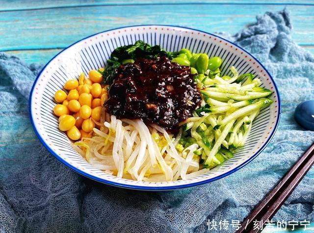 分享老北京炸酱面最正宗的做法,不出门就能吃到北京美食,太美味