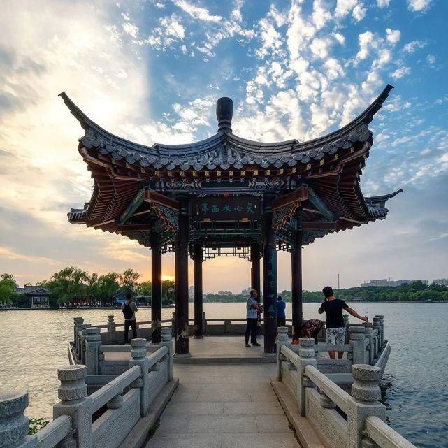 被誉为“江北独胜”的大明湖，它的魅力究竟何在呢？