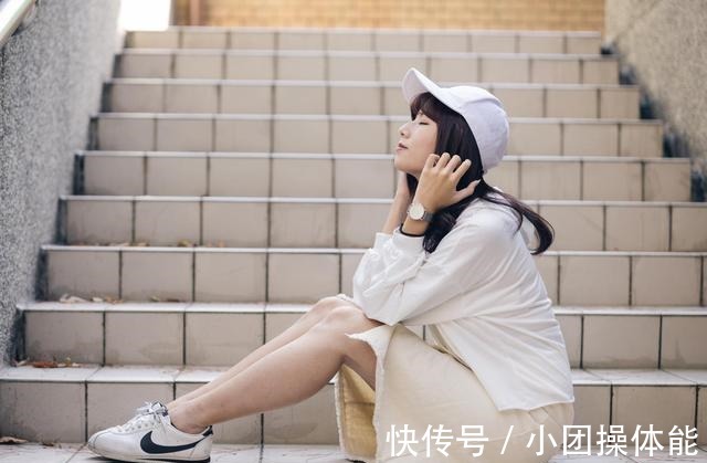 身穿白色 小姐姐身穿白色的帽衫卫衣,搭配牛仔半身裙,俏皮又时尚!