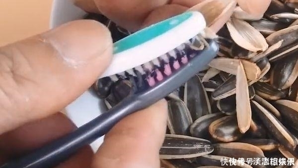 两个旧牙刷绑在一起太厉害了，我也是今天才知道，实用