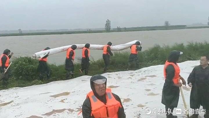 抢险|直击漳卫河冠县防汛一线！干群协力雨中抢筑“防洪墙”迎战大洪峰