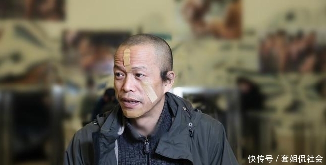 女子|行为艺术:他取出一根肋骨制成项链,送给最爱的5位女子戴上