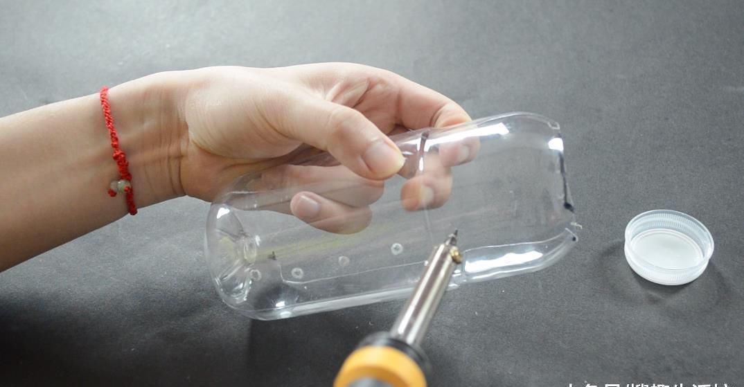  省钱|塑料瓶我再也不扔了, 改造一下, 粘在厨房里有大用处, 省钱又实用