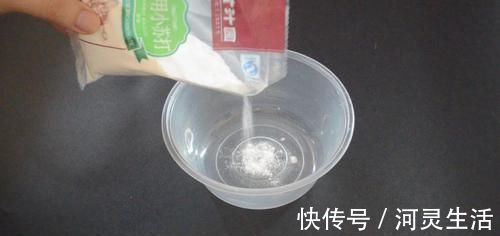 塑料打包盒不要扔, 放在卫生间里有大用处, 能帮家里省下不少钱