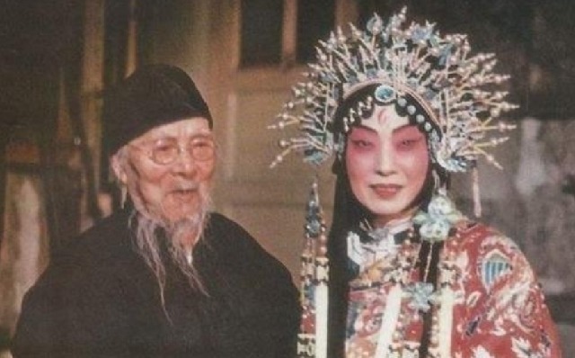 画作&齐白石盯着新凤霞目不转睛,旁人提醒,齐白石怒怼:我偏要看