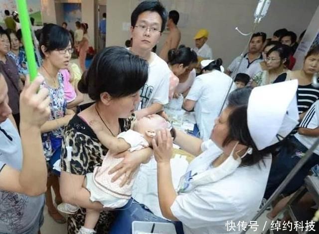 婴儿|婴儿突发脑出血,医生揭露了罪魁祸首,很多父母都在犯!