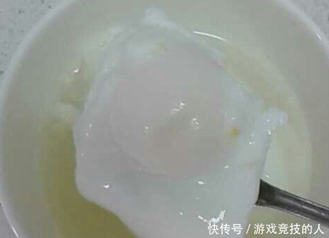 煮荷包蛋最简单的做法,不用勺不用碗,也不用放醋,鸡蛋完整圆滑!