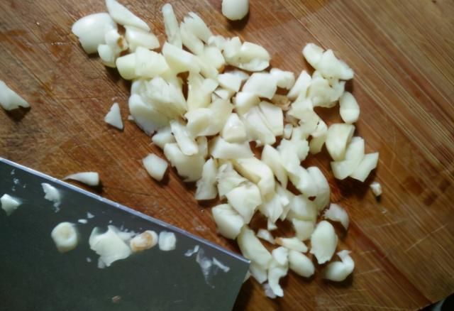 春天,我常用2样素菜炒着吃,不放肉也照样鲜美,一盘都不够吃