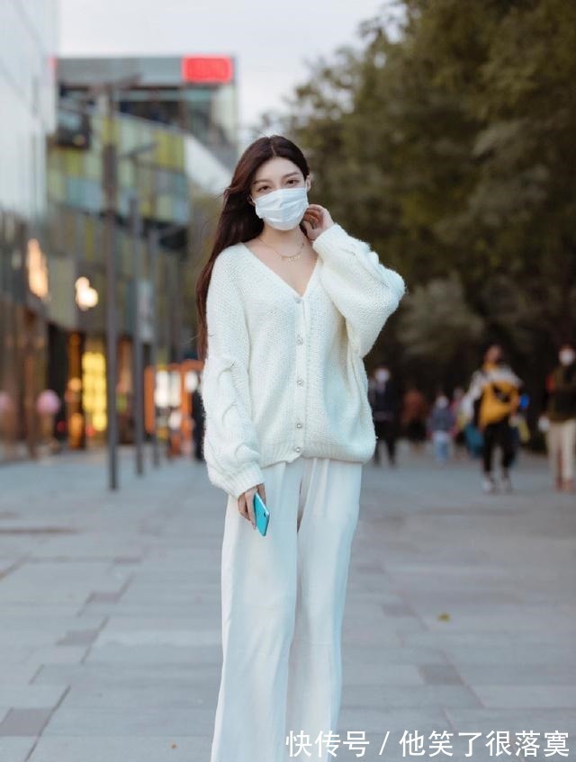 时髦 别穿打底裤了,当下流行这条“豆腐裤”,时髦还不易撞裤,很实用!