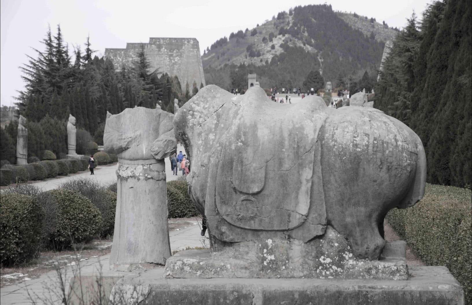 石人|武则天墓前放61个无头石人，成最大谜团，却被两位农民破解