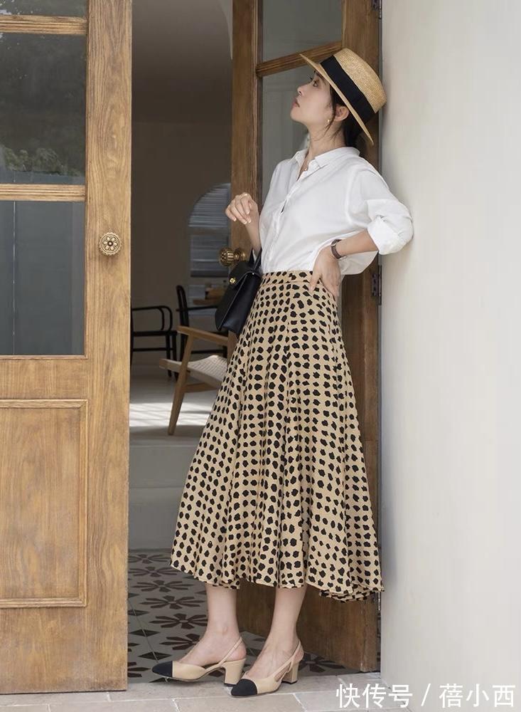 女人|40岁女人多穿“纯色上衣”,记住这3个搭配思路,气质远胜同龄人