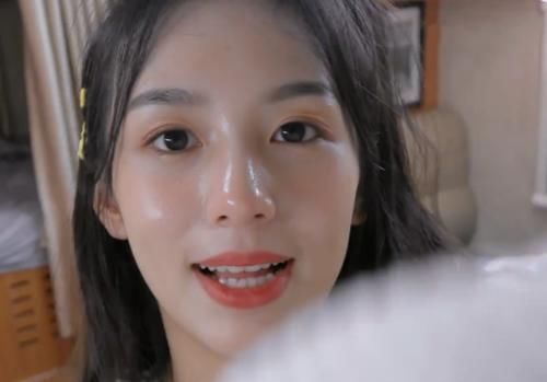 周也用毛巾挡镜头被怼脸拍,妆容斑驳满面油光,21岁皮肤过分真实