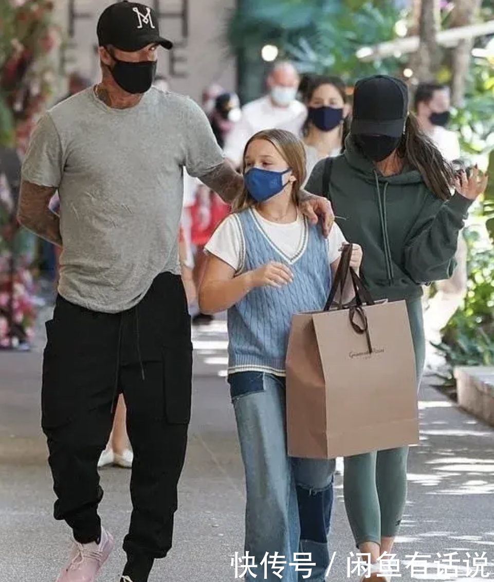 内柔|贝嫂母女现身,小七穿牛仔连体装白胖胖,被妈妈牵着走像个小憨憨