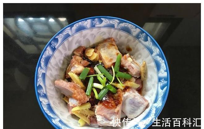 鲜香|入伏后孩子最馋排骨这做法，鲜香入味不油腻，炸后加料一拌，真香