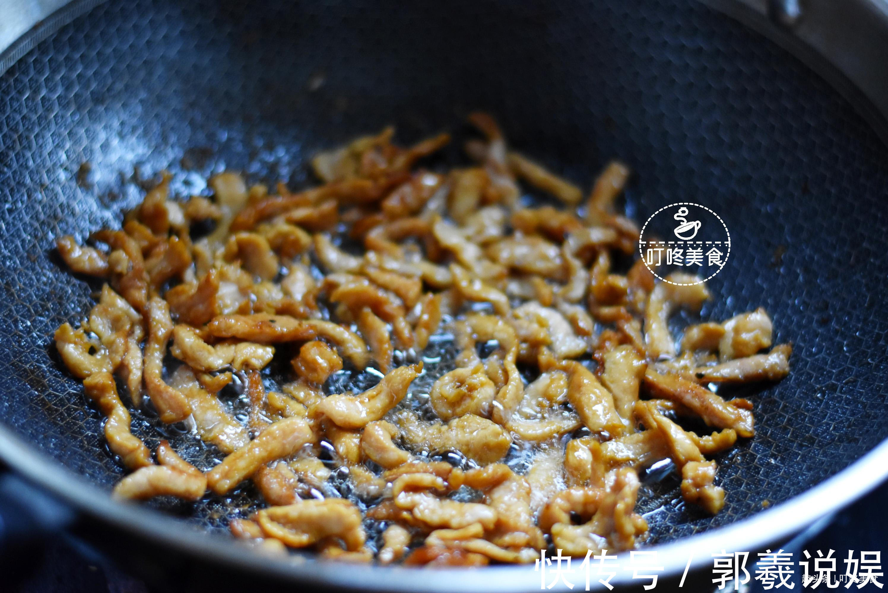 做青椒肉丝,先炒肉就错了!学会这个小窍门,肉丝香嫩青椒更入味