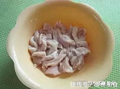 爆炒猪肚又老又柴?大厨透漏:掌握3个小技巧,猪肚又脆又入味!